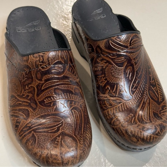 Dansko Women’s clogs Size 37 Brown Tooled Clogs Embossed Floral Nursing Shoes - Picture 5 of 8